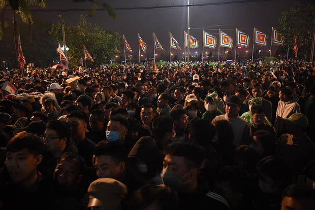 Biển người đội mưa vái vọng, dự lễ khai ấn đền Trần diễn ra vào lúc nửa đêm - Ảnh 13.