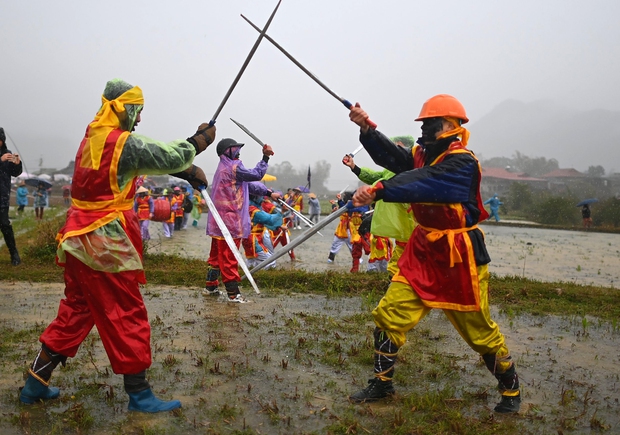 Đội mưa dự Lễ hội mặt nhọ ở Lạng Sơn - Ảnh 7.