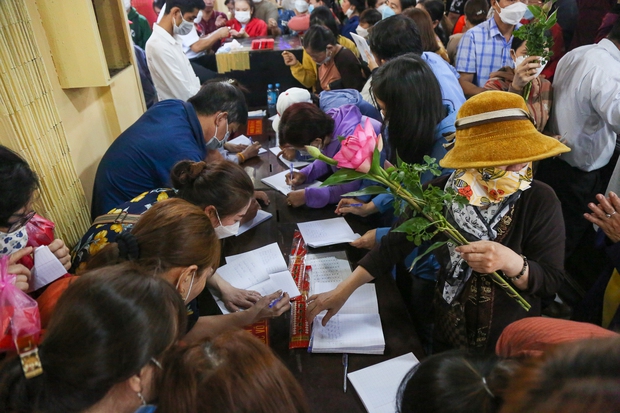 Hàng nghìn du khách thập phương viếng chùa Bà ở Bình Dương ngày Rằm tháng Giêng - Ảnh 13.