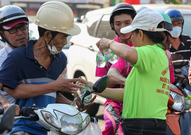 Bình Dương quá dễ thương: Thứ gì cũng được miễn phí tại Lễ hội chùa Bà, du khách ấm lòng - Ảnh 15.