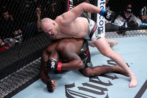 UFC FN 218: Vua knock-out Derrick Lewis lại thua, võ sĩ Indonesia lỡ cơ hội tạo ra lịch sử - Ảnh 2.