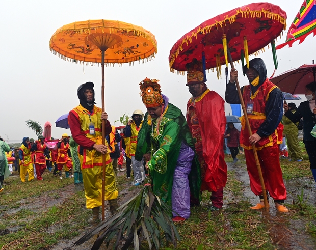 Đội mưa dự Lễ hội mặt nhọ ở Lạng Sơn - Ảnh 6.