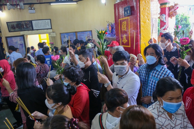 Hàng nghìn du khách thập phương viếng chùa Bà ở Bình Dương ngày Rằm tháng Giêng - Ảnh 9.
