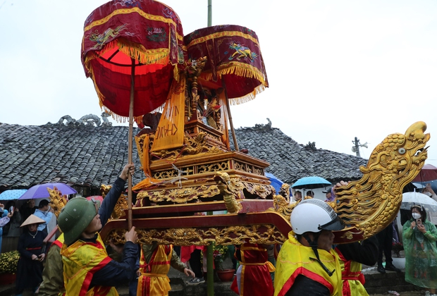 Đội mưa dự Lễ hội mặt nhọ ở Lạng Sơn - Ảnh 2.