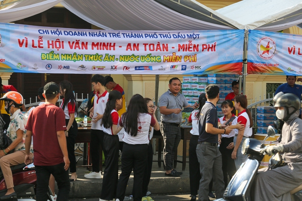 Bình Dương quá dễ thương: Thứ gì cũng được miễn phí tại Lễ hội chùa Bà, du khách ấm lòng - Ảnh 10.