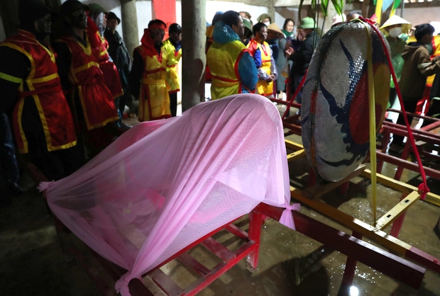 Đội mưa dự Lễ hội mặt nhọ ở Lạng Sơn - Ảnh 1.