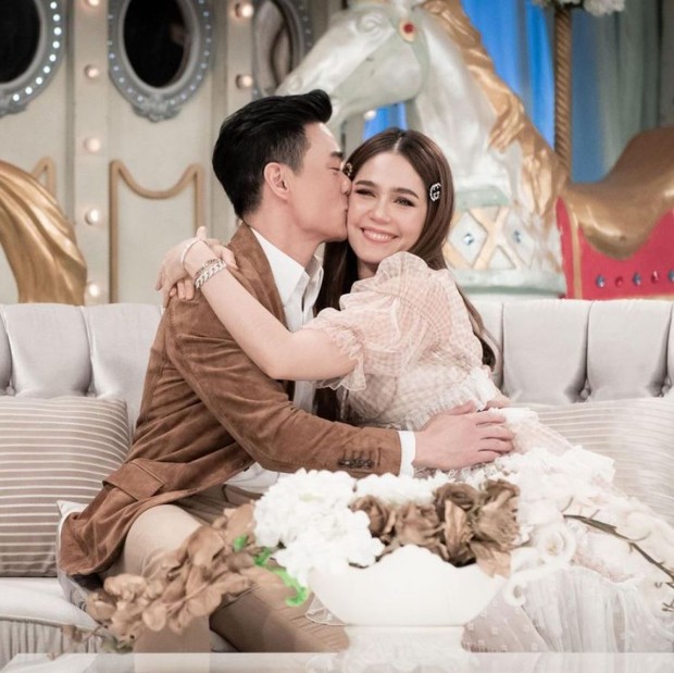 Nữ hoàng showbiz Thái Lan Chompoo Araya và Nott Visrut lộ diện sau ồn ào ngoại tình, biểu cảm của chồng tỷ phú gây bất ngờ - Ảnh 4.