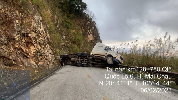 Xe đầu kéo lật nghiêng, chắn ngang Quốc lộ 6 ở Hòa Bình - Ảnh 1.