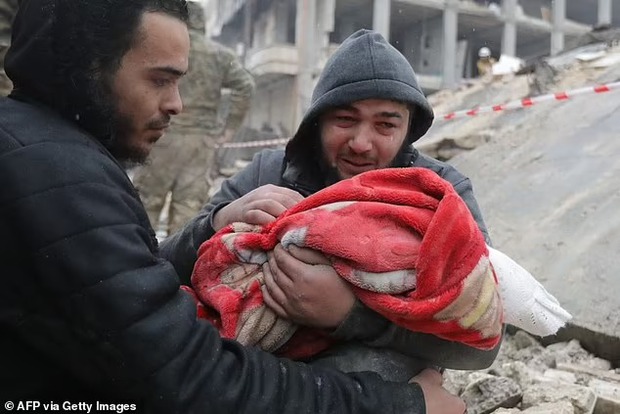 Thảm họa động đất ở Thổ Nhĩ Kỳ cướp đi sinh mạng 2.300 người: Nhói lòng những hình ảnh trẻ nhỏ nơi hiện trường tang thương - Ảnh 2.