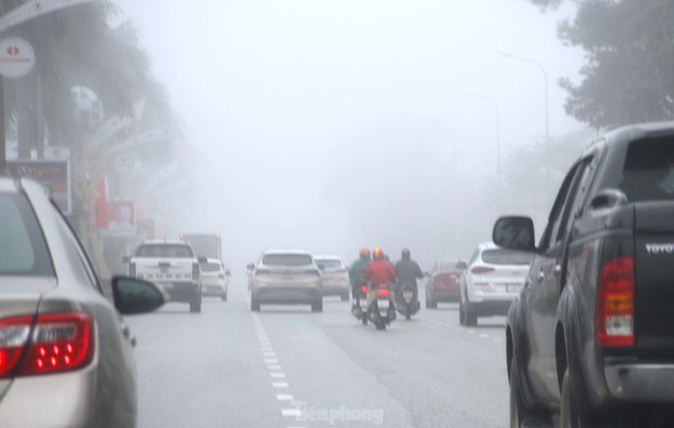 Sương mù nuốt nhà cao tầng ở Vinh, hàng loạt chuyến bay bị hủy - Ảnh 3.