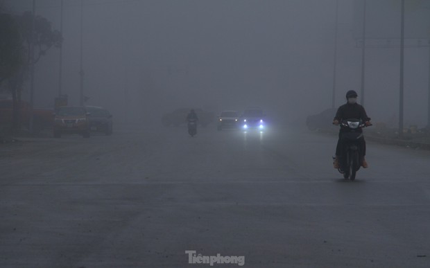 Sương mù nuốt nhà cao tầng ở Vinh, hàng loạt chuyến bay bị hủy - Ảnh 2.