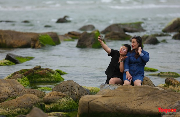 Người dân và du khách thích thú check-in mùa rêu xanh tại rạn Nam Ô - Ảnh 12.