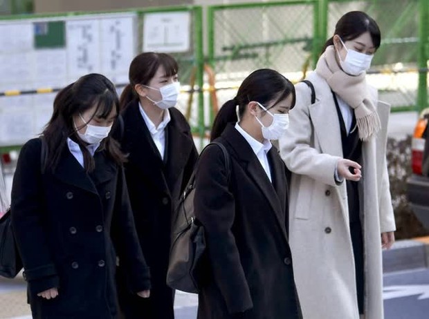 Những nguyên tắc giáo dục kỳ lạ ở Nhật Bản: Không mặc áo khoác khi trời rét chưa là gì so với quy định đồ lót phải cùng màu - Ảnh 4.