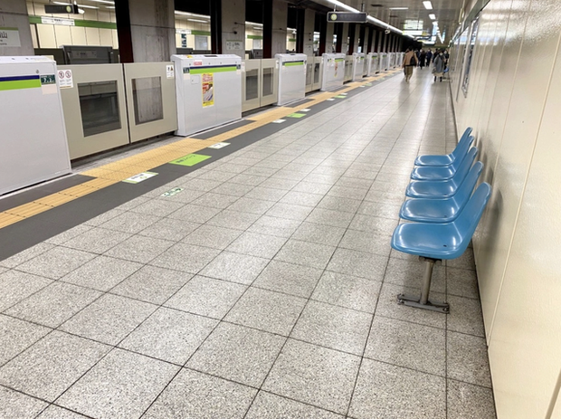 Tinh tế như người Nhật: Lý do khiến những chiếc ghế ở nhiều ga tàu không quay mặt về phía đường tàu, hóa ra là để bảo vệ hành khách - Ảnh 1.