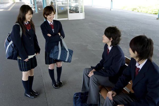 Những nguyên tắc giáo dục kỳ lạ ở Nhật Bản: Không mặc áo khoác khi trời rét chưa là gì so với quy định đồ lót phải cùng màu - Ảnh 1.
