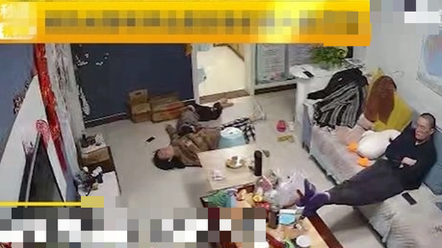 Chứng kiến bố mẹ cãi nhau, mẹ tức đến ngất xỉu, đứa trẻ có hành động khiến ai cũng xót xa - Ảnh 1.