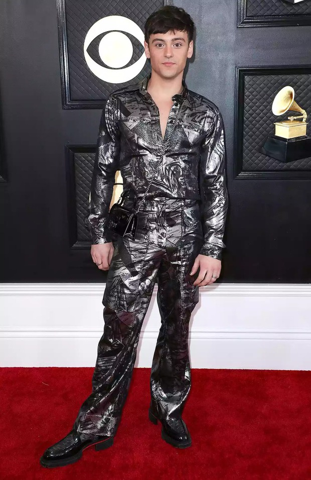 Grammy 2023 red carpet: Taylor Swift shows off her fiery abs to overwhelm Heidi Klum, who doubts Harry Styles is bold and Sam Smith brings down a whole group of dancers - Photo 13.