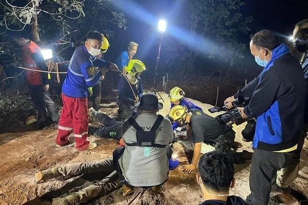 Thái Lan giải cứu thành công bé gái rơi xuống giếng rộng 30cm - Ảnh 1.