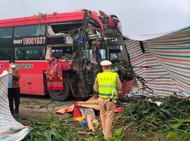 Ô tô khách đâm xe tải dừng đỗ, 2 người thương vong - Ảnh 4.