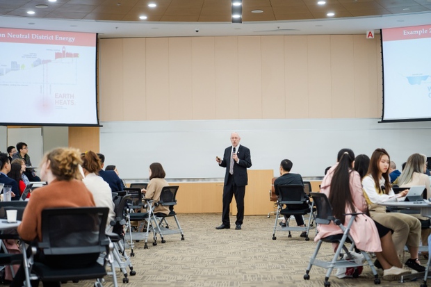 Hiệu trưởng đại học danh giá thế giới chia sẻ 3 bài học với sinh viên Việt - Ảnh 2.