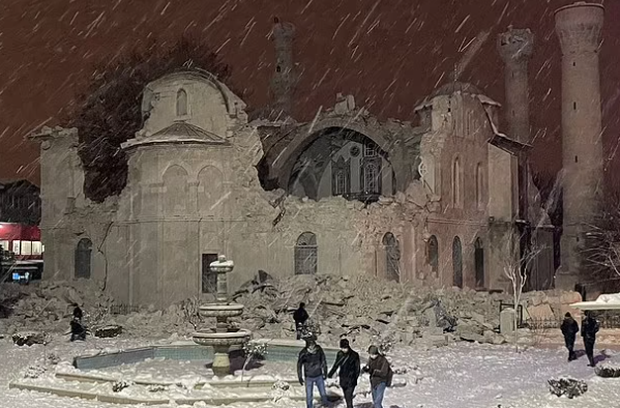 Chùm ảnh chứng minh mức độ tàn phá khủng khiếp của động đất ở Thổ Nhĩ Kỳ: Di tích lịch sử ngàn năm tuổi bị san phẳng trong chốc lát - Ảnh 2.