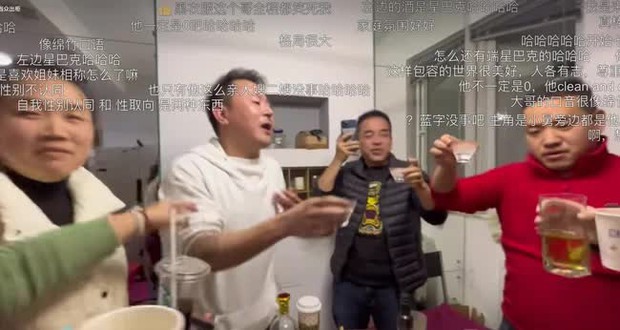 2 triệu netizen Trung Quốc ủng hộ người đàn ông 38 tuổi công khai mình và vợ đều là người đồng tính trong bữa cơm tất niên - Ảnh 2.
