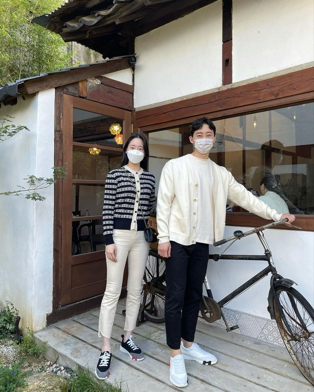 Cặp đôi Hàn gợi ý style lên đồ đi chơi Valentine đơn giản và tôn dáng - Ảnh 9.