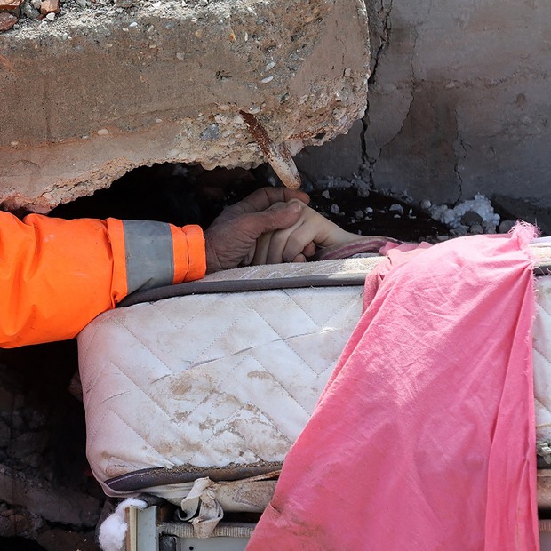 Chùm ảnh hiện trường và nỗ lực cứu hộ sau trận động đất ở Thổ Nhĩ Kỳ và Syria - Ảnh 52.