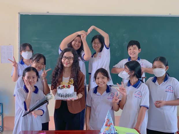 Cô giáo gây bão với style đi dạy triệu tim: Mỗi ngày một phong cách, cả tuần không trùng bộ nào! - Ảnh 4.