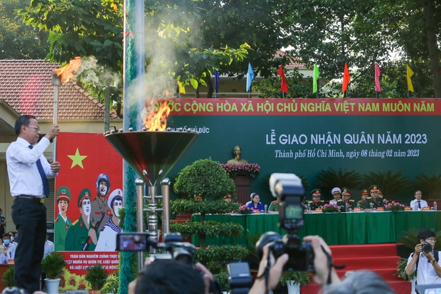 Thanh niên TP.HCM bịn rịn chia tay người thân lên đường nhập ngũ - Ảnh 5.