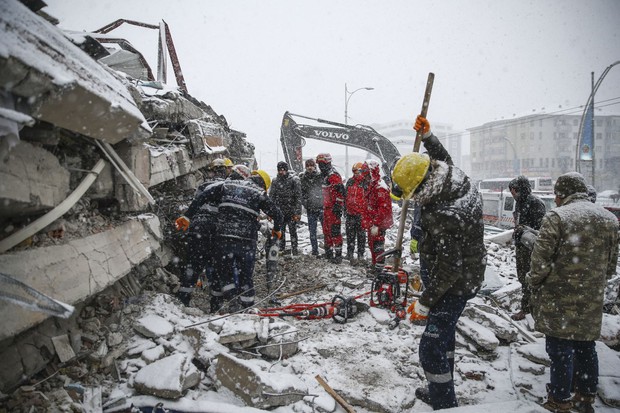 Chùm ảnh hiện trường và nỗ lực cứu hộ sau trận động đất ở Thổ Nhĩ Kỳ và Syria - Ảnh 21.