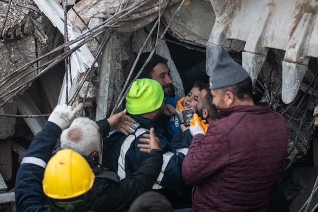 Khoảnh khắc bé trai Thổ Nhĩ Kỳ đoàn tụ với mẹ sau 52 giờ mắc kẹt vì động đất - Ảnh 1.