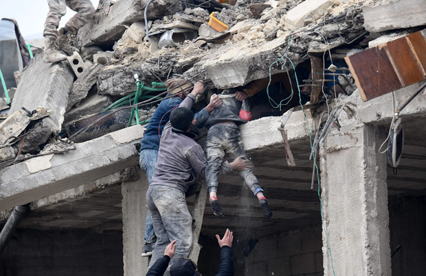 Chùm ảnh hiện trường và nỗ lực cứu hộ sau trận động đất ở Thổ Nhĩ Kỳ và Syria - Ảnh 7.