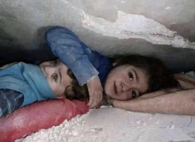 Cảnh tượng cảm động trong thảm họa động đất Thổ Nhĩ Kỳ - Syria: Bé gái che chắn cho em suốt 17 tiếng đồng hồ dưới đống đổ nát - Ảnh 1.
