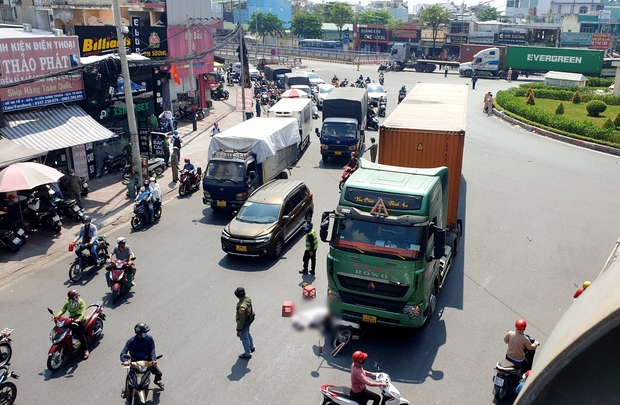 Cửa ngõ TP.HCM ùn tắc nhiều giờ sau tai nạn 1 người tử vong - Ảnh 1.