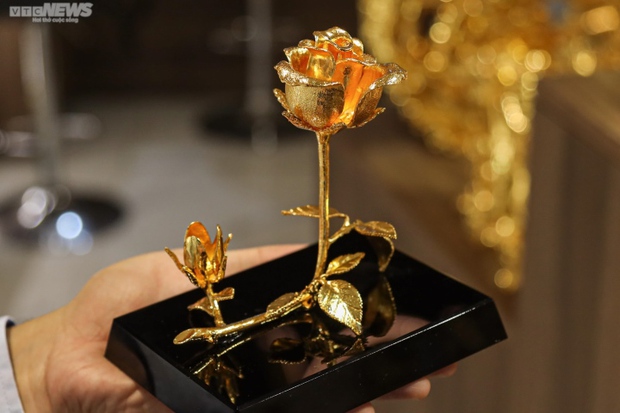 Quà Valentine độc lạ: Hoa hồng mạ vàng giá vài triệu đồng - Ảnh 8.