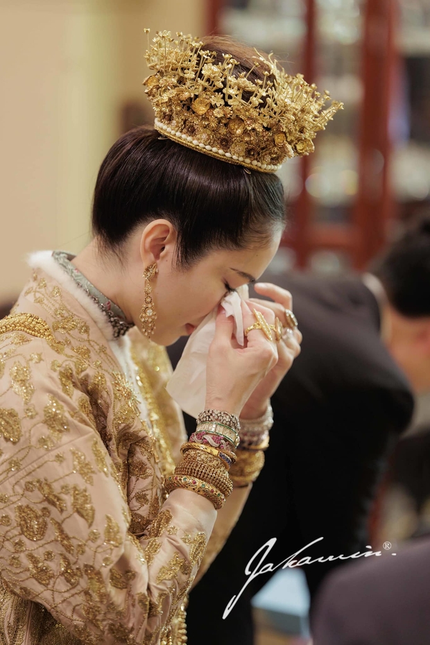 Cô dâu chuyển giới Nong Poy khoe nhan sắc rạng ngời, khóc nghẹn trong ngày cưới - Ảnh 9.