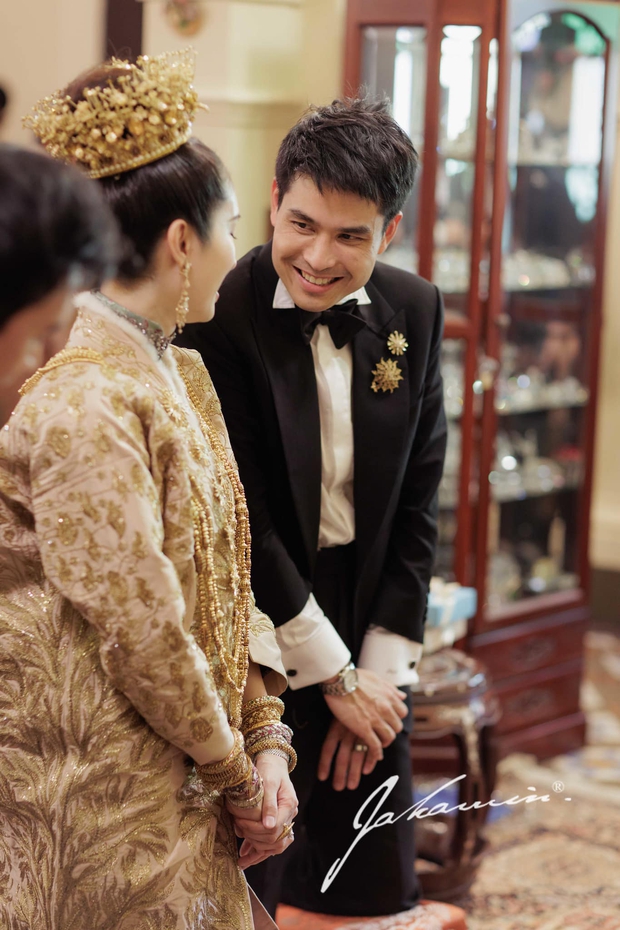 Cô dâu chuyển giới Nong Poy khoe nhan sắc rạng ngời, khóc nghẹn trong ngày cưới - Ảnh 10.