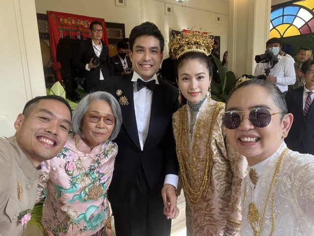 Hình ảnh đầu tiên trong lễ cưới mỹ nhân chuyển giới Nong Poy: Cô dâu đội vương miện vàng cùng chú rể điển trai chính thức xuất hiện - Ảnh 9.