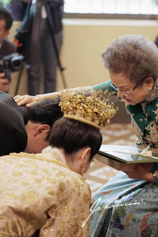 Hình ảnh đầu tiên trong lễ cưới mỹ nhân chuyển giới Nong Poy: Cô dâu đội vương miện vàng cùng chú rể điển trai chính thức xuất hiện - Ảnh 8.