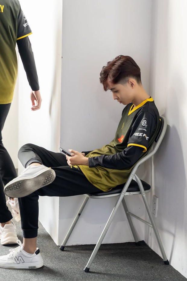 Xuất hiện game thủ điển trai chiếm trọn spotlight giải đấu, bị dìm vẫn khiến chị em mê mẩn - Ảnh 8.