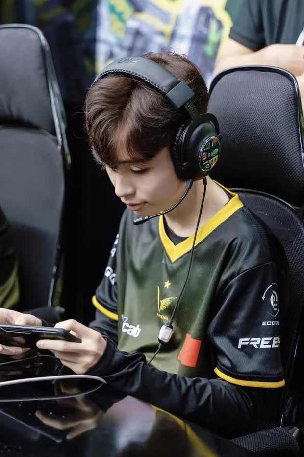 Xuất hiện game thủ điển trai chiếm trọn spotlight giải đấu, bị dìm vẫn khiến chị em mê mẩn - Ảnh 4.