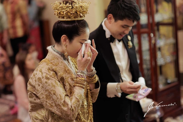 Hình ảnh đầu tiên trong lễ cưới mỹ nhân chuyển giới Nong Poy: Cô dâu đội vương miện vàng cùng chú rể điển trai chính thức xuất hiện - Ảnh 10.