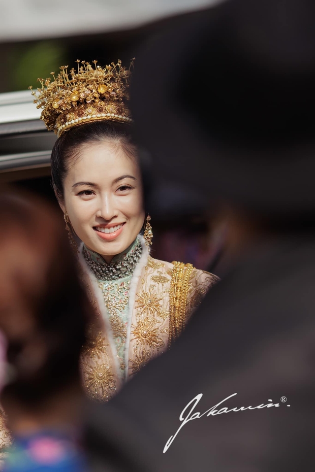 Cô dâu chuyển giới Nong Poy khoe nhan sắc rạng ngời, khóc nghẹn trong ngày cưới - Ảnh 4.