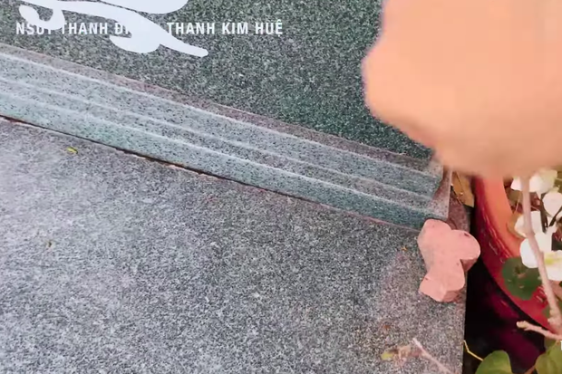 Phần mộ một nghệ sĩ nổi tiếng bị hư hỏng sau cảnh người dân chen lấn, giẫm đạp lúc đưa tang NSƯT Vũ Linh - Ảnh 8.