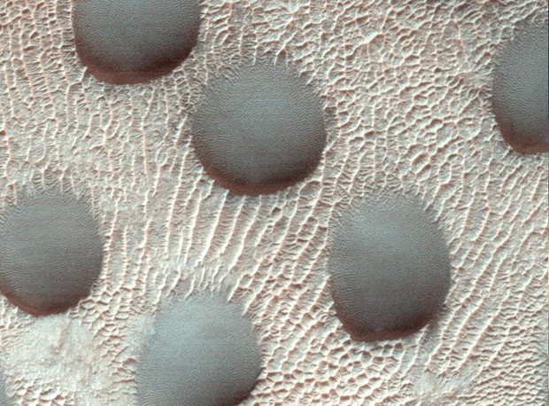 NASA công bố ảnh độc: Cánh đồng đĩa bay bí ẩn trên Sao Hỏa - Ảnh 2.