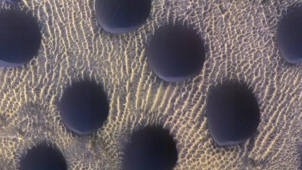 NASA công bố ảnh độc: Cánh đồng đĩa bay bí ẩn trên Sao Hỏa - Ảnh 1.