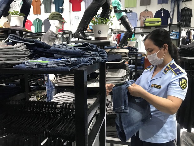 Phát hiện hàng nghìn sản phẩm Nike, Adidas, Dior, Rolex, Chanel giả mạo tại nhiều cửa hàng ở TP.HCM - Ảnh 2.