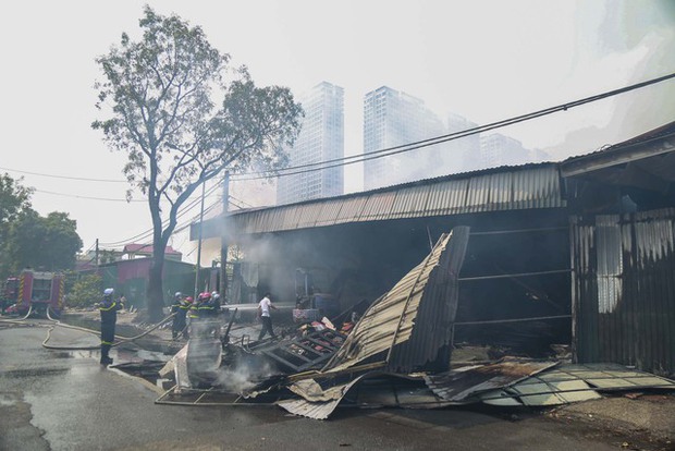 Hà Nội: Cháy lớn thiêu rụi kho vật liệu xây dựng cạnh cây xăng tại Tây Mỗ - Ảnh 9.