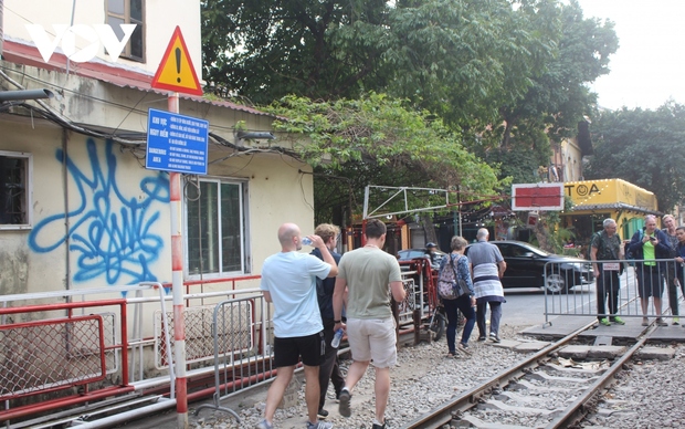 Du khách nước ngoài vẫn bất chấp nguy hiểm, tràn vào phố cà phê đường tàu Hà Nội - Ảnh 2.